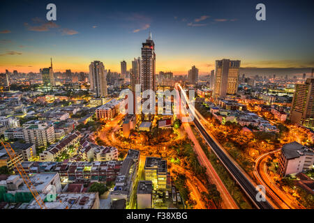 Skyline von Bangkok, Thailand im Morgengrauen. Stockfoto