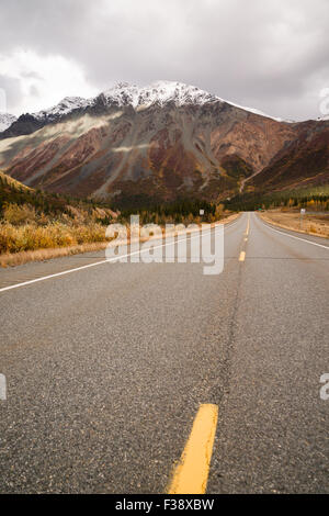 Die Sonne lugt durch eine teilweise bewölkter Himmel, die Alaska Range zu beleuchten Stockfoto