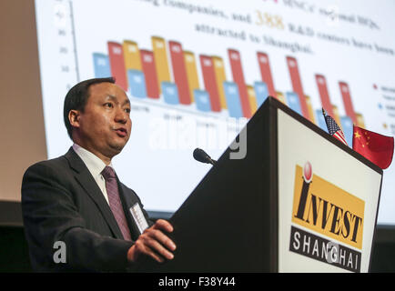 Los Angeles, Kalifornien, USA. 24. Sep, 2015. Jun Gu, stellvertretender Vorsitzender des Shanghai Municipal Kommission des Handels, stellvertretender Direktor des China (Shanghai) Pilot Free Trade Zone Bau Promotion Office spricht bei der Shanghai investieren Umwelt Seminar am Donnerstag, 24. September 2015 in Los Angeles. © Ringo Chiu/ZUMA Draht/Alamy Live-Nachrichten Stockfoto