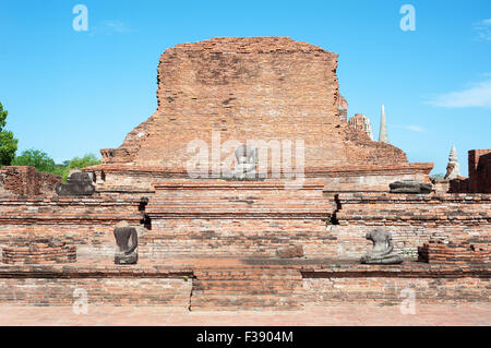 Tempel-Ruinen und beschädigte Buddha-Statue im Wat Mahathat, Ayutthaya, Thailand Stockfoto