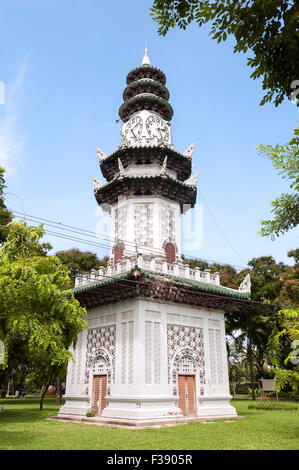 Chinesische Uhrturm im Lumpini Park, Bangkok, Thailand Stockfoto