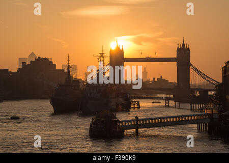 London, UK. 2. Oktober 2015. UK-Wetter: Tower Bridge ist gegen einen wunderschönen Sonnenaufgang an einem milden herbstlichen Morgen Silhouette. Bildnachweis: Patricia Phillips/Alamy Live-Nachrichten Stockfoto