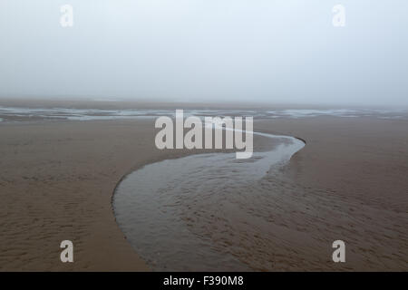 Blackpool, UK. 2. Oktober 2015. Großbritannien Wetter: A neblig und fast monochrome start in den Tag am Strand von Blackpool, der Nebel wird voraussichtlich später morgens Credit heben: Gary Telford/Alamy live-Nachrichten Stockfoto