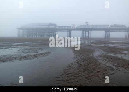 Blackpool, UK. 2. Oktober 2015. Großbritannien Wetter: A neblig und fast monochrome start in den Tag am Strand von Blackpool, der Nebel wird voraussichtlich später morgens Credit heben: Gary Telford/Alamy live-Nachrichten Stockfoto