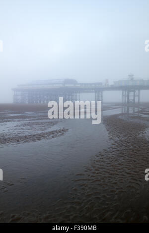 Blackpool, UK. 2. Oktober 2015. Großbritannien Wetter: A neblig und fast monochrome start in den Tag am Strand von Blackpool, der Nebel wird voraussichtlich später morgens Credit heben: Gary Telford/Alamy live-Nachrichten Stockfoto