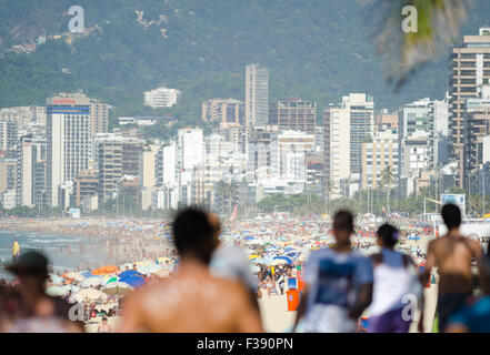 RIO DE JANEIRO, Brasilien - 20. Januar 2014: Menschen vor einen Blick auf Strand von Ipanema in Arpoador übergeben. Stockfoto