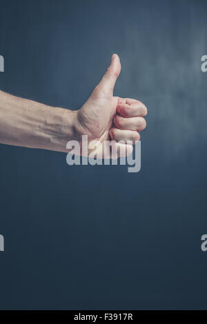 Detail eines jungen Mannes Hand einem Daumen aufgeben Stockfoto