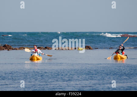 Familien Segeln auf einem Kajak im Meer. Stockfoto