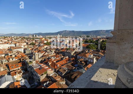 Historische Altstadt und darüber hinaus angesehen vom Glockenturm in Split, Kroatien. Stockfoto