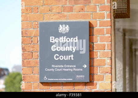 Bedford County Court Eingang Schild an Wand in Bedford, Bedfordshire, England Stockfoto