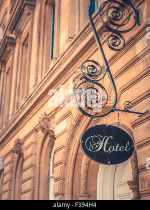 Reich verzierte Zeichen für Luxus Hotel außen schön Sandsteingebäude Stockfoto