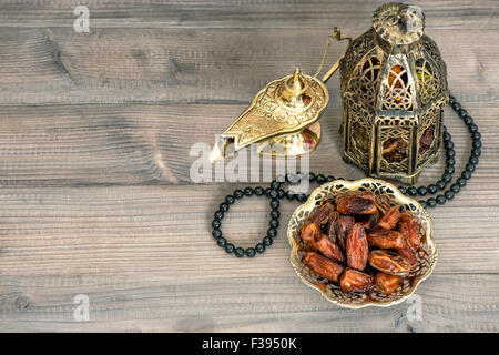 Termine, Arabische Lampen und Rosenkranz. Islamische Feiertage Deko-Konzept  Stockfotografie - Alamy