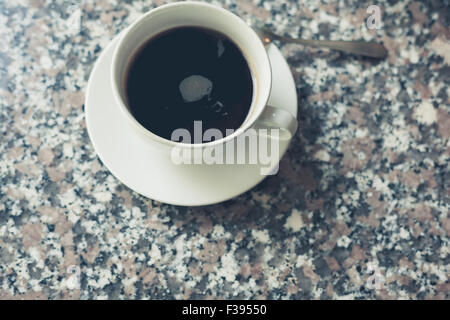 Tasse Kaffee auf einem Tisch in einem Café Szenario Stockfoto