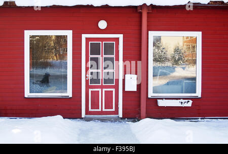 Rote Tür im Winter Stockfoto