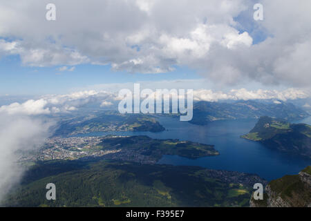 Foto von Vierwaldstaetter See und Luzern, die Spitze des Mt. Pilatus, Schweiz entnommen. Stockfoto