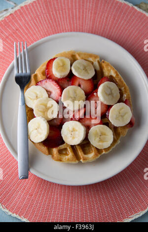 Waffeln Sie mit Erdbeeren und Bananenscheiben Stockfoto