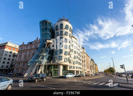 Prag Tanzendes Haus entworfen von Frank Gehry, Prager Apartmentgebäude auf Rasinovo Nabrezi Stockfoto