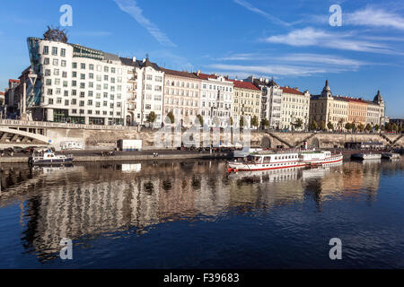 Dancing House Prague von Frank Gehry, Prag Apartment Wohnhäuser am Fluss Europa Stockfoto