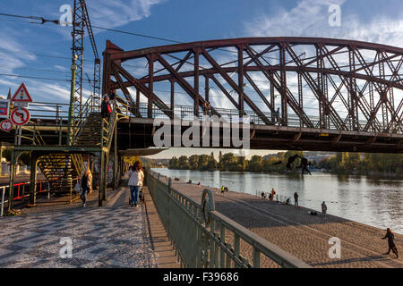 Die Moldau, eine Eisenbrücke, Nove Mesto, Prag, Tschechische Republik, Europa-Vysehrad-Brücke Stockfoto