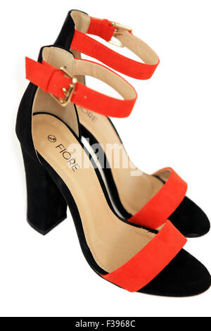 Schwarz und orange Designer Ankle Strap Wildlederschuhe auf weißem Hintergrund Stockfoto