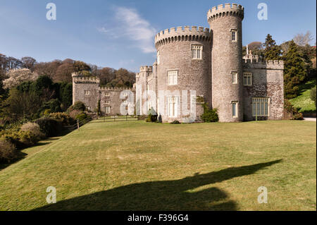 Caerhays Castle, St. Austell, Cornwall, UK, gebaut c.1810. Die Gärten halten die größte Sammlung von Magnolien in England Stockfoto