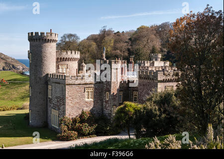 Caerhays Castle, St. Austell, Cornwall, UK, gebaut c.1810. Die Gärten halten die größte Sammlung von Magnolien in England Stockfoto