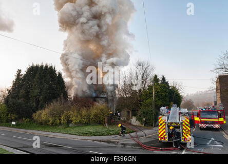 Mannschaften aus dem Mid-Wales Brandschutz und Rettungsdienst ein Feuer in einem leeren Haus in Presteigne, Powys, UK Stockfoto