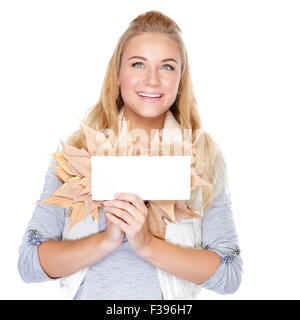 Porträt von schönen fröhlichen Mädchen mit trockenen Ahorn Blätter isolierten auf weißen Hintergrund, hält in Händen leere Grußkarte Stockfoto