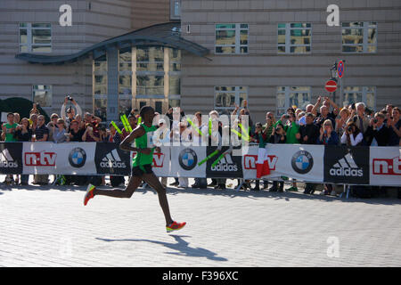 Patrick Makau (Kenia) Auf Dem Weg Zum Probevorstellungen - Berlin-Marathon 2011, Pariser Platz, 25. September 2011, Berlin. Stockfoto