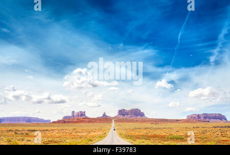 Landstraße nach Monument Valley, USA. Stockfoto