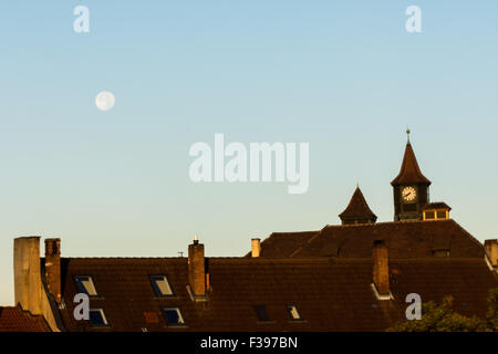 Herbst Hintergrund mit Turmuhr und Mond in Nürnberg ger Stockfoto