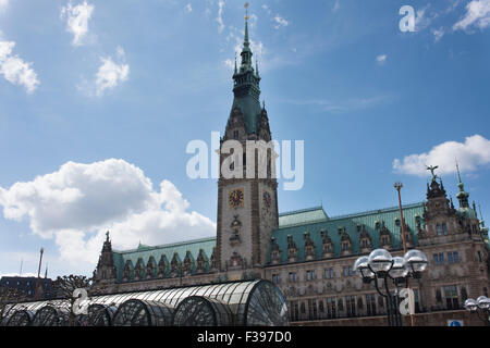 Blick auf das Rathaus, Rathaus Markt, Hamburg, Deutschland. Stockfoto