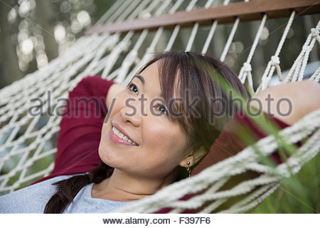 Lächelnde Frau in Hängematte Entspannung hautnah