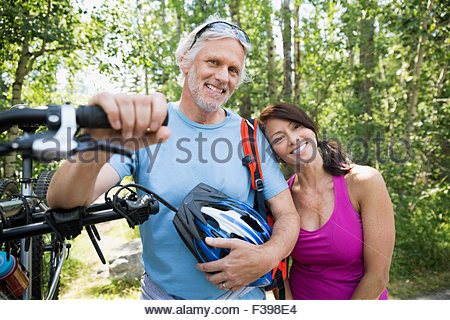 Porträt, lächelndes paar mit Mountain-bikes