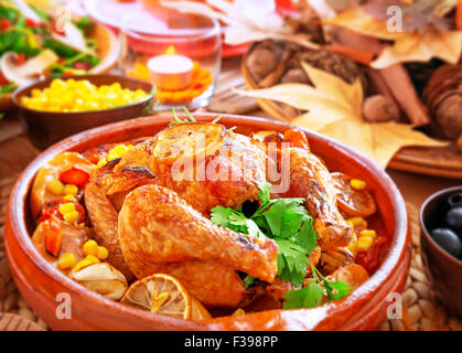 Schöne festliche Essen Stilleben, leckere knusprige Hähnchen mit gebackenem Gemüse auf das Herzstück der Tabelle Stockfoto