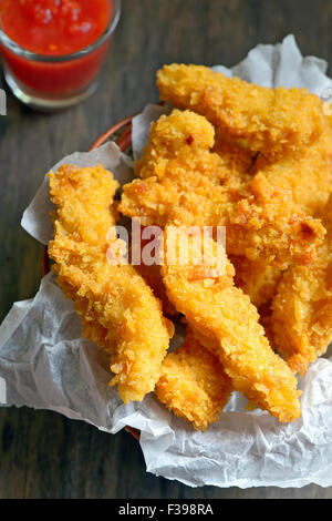 Knusprige Hähnchenfilets auf alten Holztisch Stockfoto