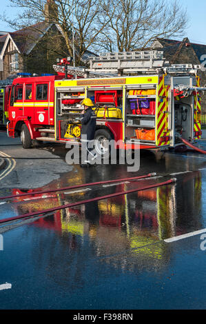 Mannschaften aus dem Mid-Wales Brandschutz und Rettungsdienst ein Feuer in einem leeren Haus in Presteigne, Powys, UK Stockfoto