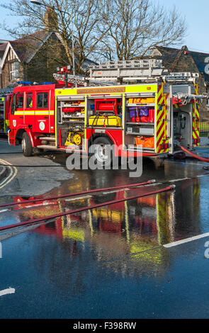 Mannschaften aus dem Mid-Wales Brandschutz und Rettungsdienst ein Feuer in einem leeren Haus in Presteigne, Powys, UK Stockfoto