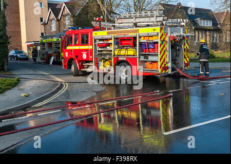 Mannschaften aus dem Mid-Wales Brandschutz und Rettungsdienst ein Feuer in einem leeren Haus in Presteigne, Powys, UK Stockfoto