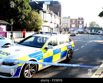 Portsmouth, Hampshire, UK. 2. Oktober 2015. GV von Kingston Crescent in Portsmouth eine Frau erlitt schwere Verletzungen, die nach einer Kollision mit einem Auto auf einer Straße in Portsmouth heute Morgen. Rettungsdienst wurden um 07:30 nach dem Zwischenfall an der Kreuzung der Kingston Halbmond und London Road genannt. Das veranlasste der Schließung von Kingston Crescent ostwärts zwischen M275 und London Road.  Bildnachweis: UKNIP / Alamy Live News Stockfoto