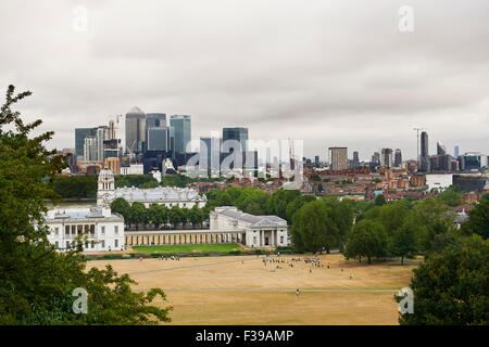 Canary Wharf und die alte Royal Naval College-Ansicht aus dem Royal Observatory, Greenwich, London, UK Stockfoto