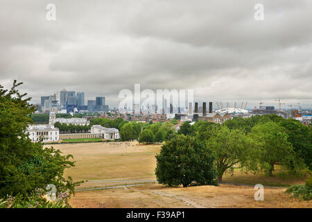 Canary Wharf und die alte Royal Naval College-Ansicht aus dem Royal Observatory, Greenwich, London, UK Stockfoto