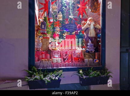 Weihnachts-Fenster-display mit saisonale Geschenke und Souvenirs in Riga, Lettland Stockfoto