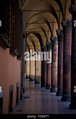 Die Bologna-Arkaden hinauf zur Wallfahrtskirche Madonna di Luca, auf dem Hügel La Guardia, Emilia-Romagna, Italien Stockfoto