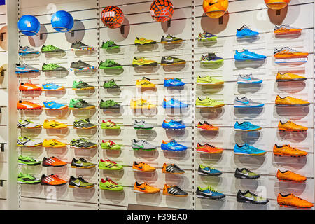 Zahlreiche farbige Turnschuhe in einem Schuhgeschäft anzeigen Stockfoto