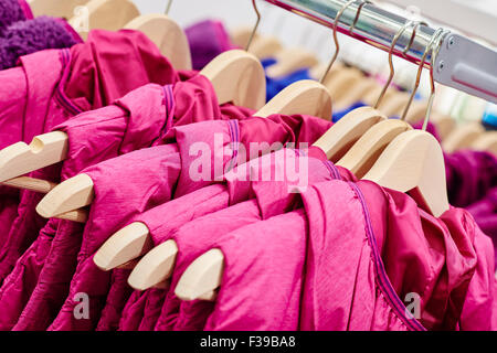 Kleidung auf Bügeln im Shop Stockfoto