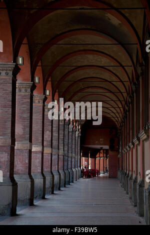 Die Bologna-Arkaden hinauf zur Wallfahrtskirche Madonna di Luca, auf dem Hügel La Guardia, Emilia-Romagna, Italien Stockfoto