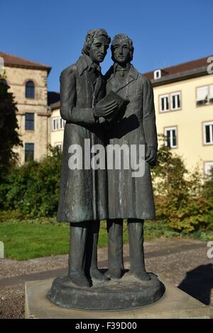 Kassel, Deutschland. 2. Oktober 2015. Blick auf das Denkmal für die Brüder Wilhelm (L) und Jacob Grimm in Kassel, Deutschland, 2. Oktober 2015. Der Verein Deutsche Märchenstraße bereitet sich auf die "200 Jahre deutsche Legenden 2016 - 2018" gelegentlich von der Grimm Jahrestage 2012-2019. Foto: Uwe Zucchi/Dpa/Alamy Live News Stockfoto