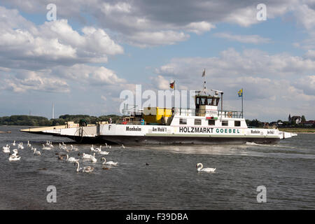 Monheim, Köln-Langel Personen- und Auto Fähre am Fluss Rhein, Hitdorf, Deutschland. Stockfoto