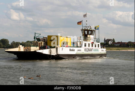 Monheim, Köln-Langel Personen- und Auto Fähre am Fluss Rhein, Hitdorf, Deutschland. Stockfoto